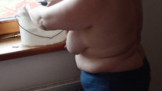 Ehefrau beim Saubermachen