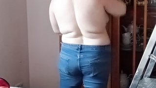 Ehefrau beim Saubermachen