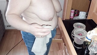 Ehefrau beim Saubermachen