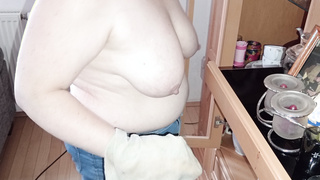 Ehefrau beim Saubermachen