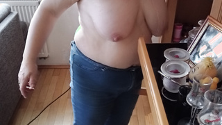 Ehefrau beim Saubermachen