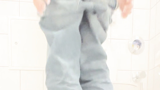 Heimlich eine Kamera aufgestellt, bei mir auf der Toilette