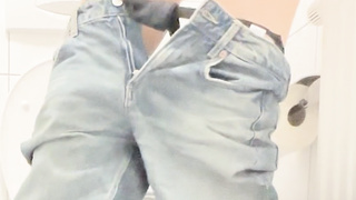 Heimlich eine Kamera aufgestellt, bei mir auf der Toilette