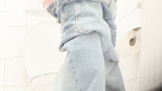 Heimlich eine Kamera aufgestellt, bei mir auf der Toilette