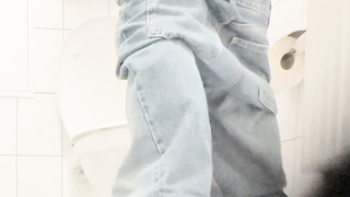 Heimlich eine Kamera aufgestellt, bei mir auf der Toilette