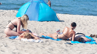 Sexy Strand-Girls oben ohne