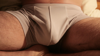 Langer Penis nackt und geil im Bett