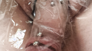 Mein gepiercter Schwanz mit Rosendekor