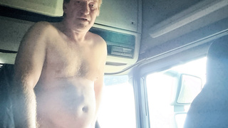 Nackt im LKW