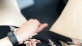 Kleid im Sommer im Büro ohne Höschen