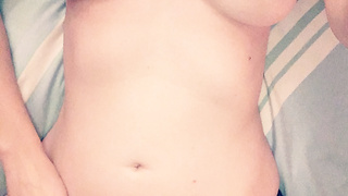 Ich liege nackt auf meinem Bett