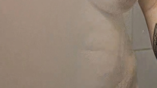 Naturbusen beim Duschen bereit besahmt zu werden