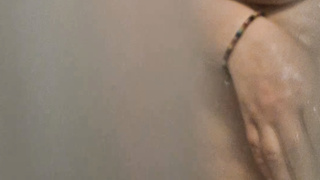 Naturbusen beim Duschen bereit besahmt zu werden