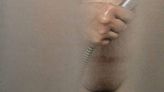 Naturbusen beim Duschen bereit besahmt zu werden