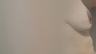 Naturbusen beim Duschen bereit besahmt zu werden