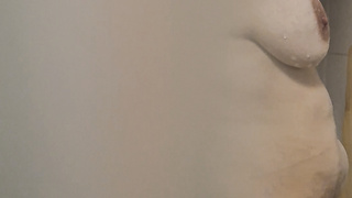 Naturbusen beim Duschen bereit besahmt zu werden
