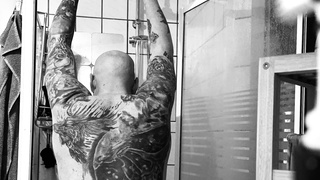 Unbeschnittener Penis frisch geduscht