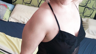 Die Hausfrau posiert im roten Höschen