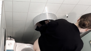 Bekante auf der Toilette aufgenommen