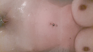 Nadine in der Badewanne