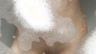 Nadine in der Badewanne