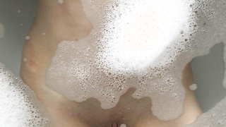 Nadine in der Badewanne