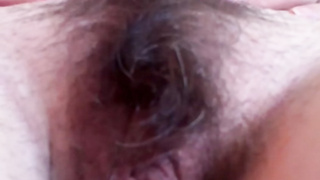 Amateurfrau mit haariger Muschi