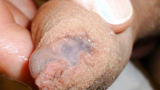 Kleiner Penis nackt in der Badewanne