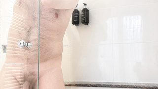 Heiß und sexy im Hotelbad im Urlaub