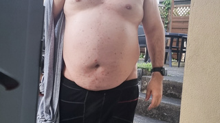 Nach der Arbeit am Wochenende nackt ausgezogen