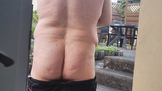 Nach der Arbeit am Wochenende nackt ausgezogen