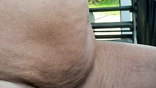 Meine Frau nackt auf dem Balkon