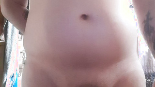 Rasierter Penis nackt im Badezimmer