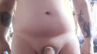 Rasierter Penis nackt im Badezimmer