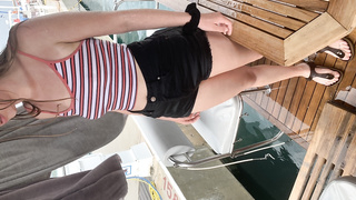 Klitschnasse Kleidung am Strand