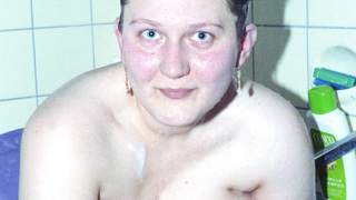 Titten Show in der Badewanne