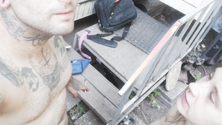 Freundin lutscht lecker Outdoor