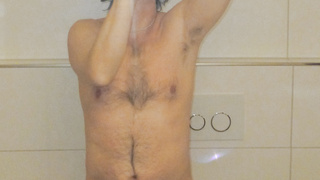 Kleiner Penis geil vor dem Spiegel