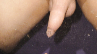 Kleiner Penis geil vor dem Spiegel