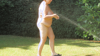 Nackt unter dem Wassersprenger