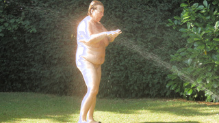 Nackt unter dem Wassersprenger