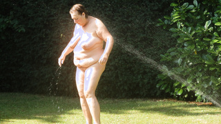 Nackt unter dem Wassersprenger