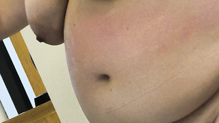 Michaela im Urlaub beim Eincremen fotografiert