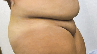 Michaela im Urlaub beim Eincremen fotografiert