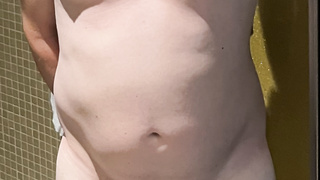 Kleiner Penis nackt im Urlaub