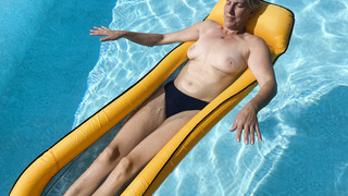 Christina oben ohne im Pool