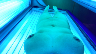 Freundin nackt unter der Sonnenbank