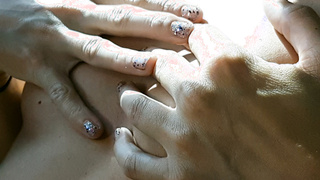 Girl zeigt ihre kleinen Titten im Auto