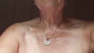 Mich macht es geil wenn ich euch meine Titten zeige