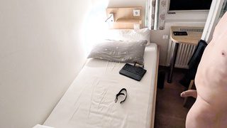 Jungschwanz nackt im Ferienhaus